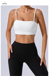 Gros plan d'un soutien-gorge de sport blanc avec fines bretelles pour le yoga et le fitness