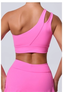 Vue arrière détaillée du soutien-gorge de yoga rose fluo à épaule unique avec bretelle asymétrique