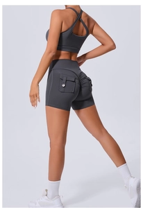 Détail du short froncé taille haute avec poches et haut de yoga à bretelles croisées