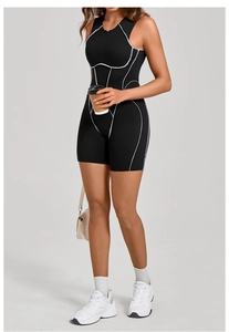 Détail de la combinaison de sport noire avec coutures blanches contrastées et coupe moulante