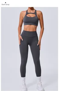 Détail de l'ensemble de yoga gris foncé avec soutien-gorge évidé et legging gainant