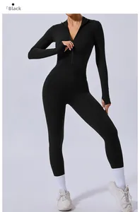 Détail d'un combiné de yoga noir montrant le col zippé et les passe-pouces aux manches