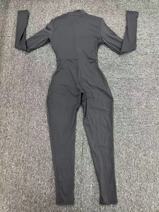Détail de la combinaison de sport gris foncé à manches longues avec trous pour les pouces