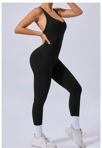 Vue latérale d'une combinaison de yoga noire dos nu montrant une coupe extensible sans couture