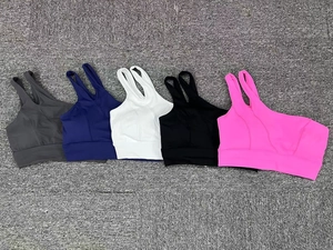 Détail de cinq soutiens-gorge de sport élastiques avec un design asymétrique à une épaule