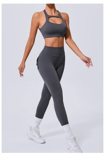 Vue détaillée du legging de yoga taille haute avec poche latérale et ensemble brassière