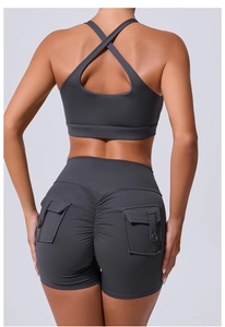 Détail du short de yoga gris à taille haute avec effet push-up et poche cargo pratique