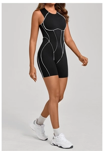 Détail d'un body de sport noir avec des coutures contrastées blanches pour un look épuré