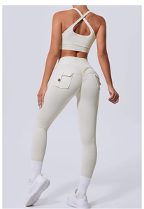 Détail du soutien-gorge de sport dos croisé et leggings à taille haute avec poche latérale