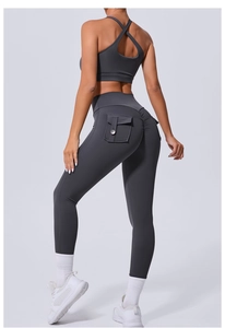 Détail arrière du pantalon de yoga gris foncé à taille haute avec fesses froncées et poches
