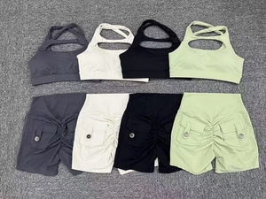 Ensembles de yoga quatre couleurs avec gilets croisés et shorts à poches cargo