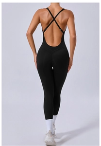 Détail des bretelles croisées et du dos nu sur une combinaison de yoga noire fitness