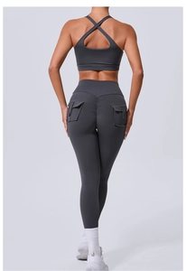 Détail d'un ensemble de yoga gris à taille haute avec poches et design fessier froncé