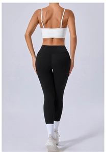Vue arrière du legging de yoga noir taille haute montrant l'élasticité et la coupe sculptante