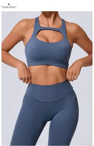 Détail de la brassière de sport à découpes et legging bleu portés par un mannequin pro