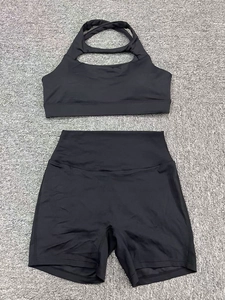 Ensemble brassière de sport dos croisé et short de yoga taille haute noir à plat