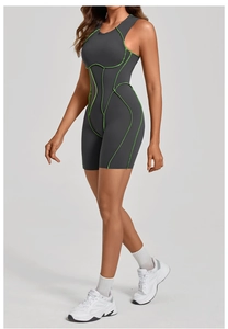 Vue détaillée du combishort de yoga avec coutures vert fluo et design sculptant pour le sport