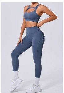 Vue détaillée du legging de yoga taille haute avec une poche latérale invisible