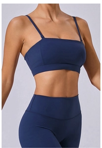 Détail d'un ensemble de sport bleu foncé avec brassière à bretelles et legging taille haute