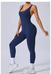 Vue latérale d'une combinaison de yoga bleu marine avec encolure en U design