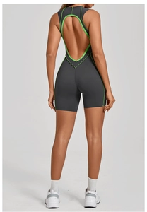 Détail de la combinaison de yoga grise avec dos nu et finitions contrastées vert néon