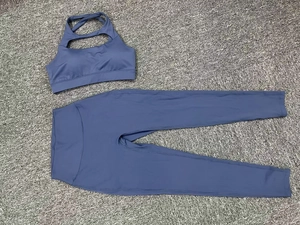 Détail de l'ensemble de yoga bleu brume avec soutien-gorge découpé et legging taille haute