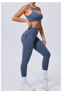 Gros plan du legging de yoga taille haute avec poche cargo latérale et détail de bouton décoratif