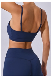 Détail du legging de yoga taille haute bleu marine avec coutures en V effet push-up