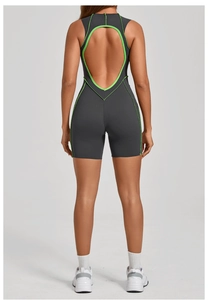 Détails des coutures vert fluo sur le body de yoga gris foncé à dos nageur pour femme