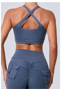 Détail du legging de sport taille haute avec poches latérales et design froissé fessier