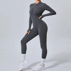 Combinaison de yoga grise ajustée à manches longues avec demi-zip et trous pour les pouces