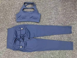 Détail de l'ensemble de yoga bleu brume avec effet liftant et poches cargo latérales
