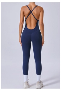 Détail du dos croisé sur cette combinaison de yoga bleu foncé à fines bretelles