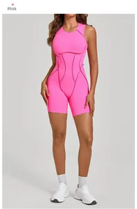 Vue détaillée du body de sport rose avec coutures profilées et tissu à haute élasticité