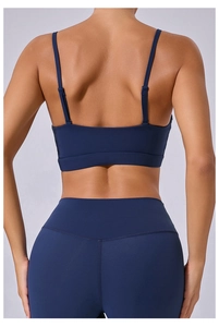 Détails de l'ensemble de sport bleu marine avec bretelles réglables et taille haute en V