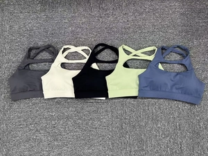 Soutiens-gorge de sport en cinq couleurs avec détails ajourés au décolleté bien plats