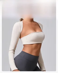 Détail du haussement d'épaules de yoga beige à manches longues montrant la coupe ajustée