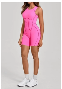 Détails de ce combishort de sport rose fluo avec coutures amincissantes et dos nageur