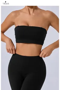 Détail de l'ensemble brassière bandeau et legging de yoga noir à taille haute