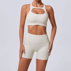 Ensemble de yoga blanc crème pour femme avec soutien-gorge croisé et short taille haute