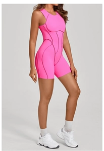 Détail d'un body de sport rose vif montrant des coutures ergonomiques et un tissu extensible