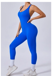 Détail de la combinaison de yoga bleue avec dos croisé et tissu élastique ajusté