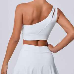 Ensemble soutien-gorge de yoga à une épaule et jupe de tennis avec vue sur le dos