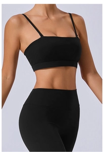 Détail d'un ensemble de sport noir avec brassière et legging taille haute pour yoga