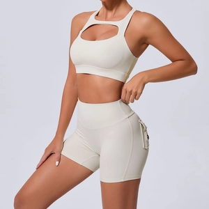 Ensemble de yoga crème avec brassière dos croisé et short taille haute à poche latérale