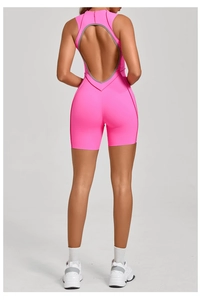 Vue arrière d'un combishort de yoga rose fluo avec grand dos nu et bordures grises