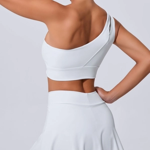 Ensemble blanc avec brassière de yoga asymétrique et jupe de tennis, détail dos élégant