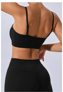 Vue arrière de l'ensemble de yoga noir avec soutien-gorge à bretelles fines et legging