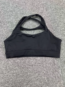 Détail du soutien-gorge de sport noir avec bretelles croisées et bande large de maintien