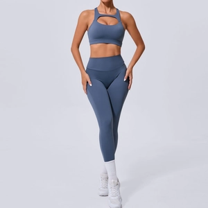 Ensemble de yoga bleu gris avec brassière à découpes et legging taille haute sport